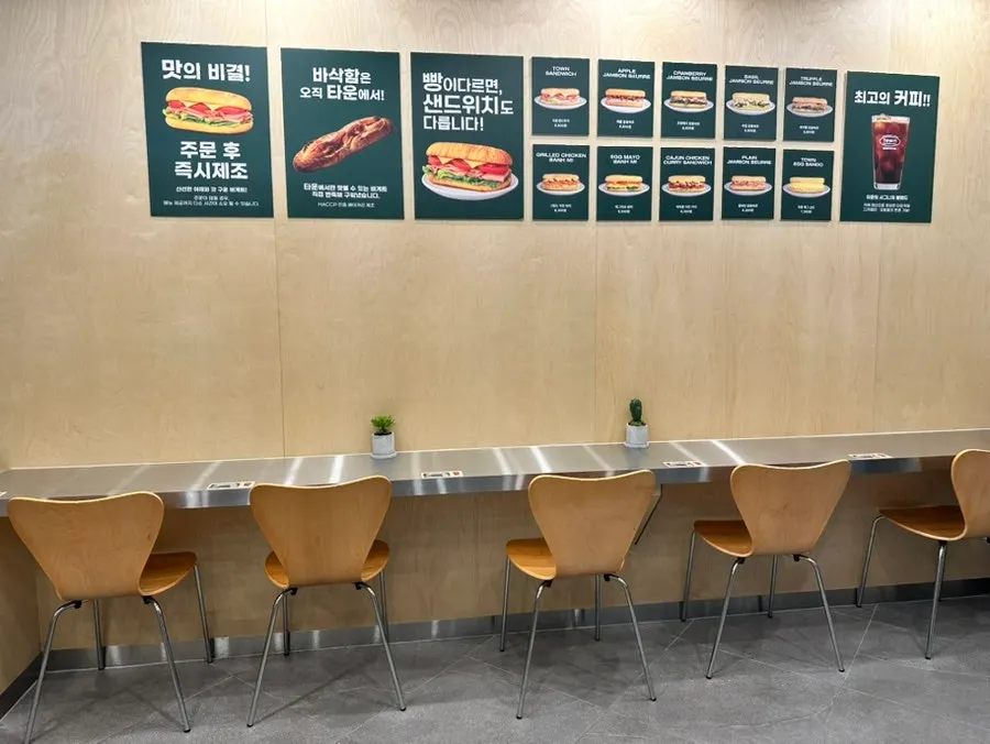 Eat-in seating at Town Sandwich Jamsil Branch