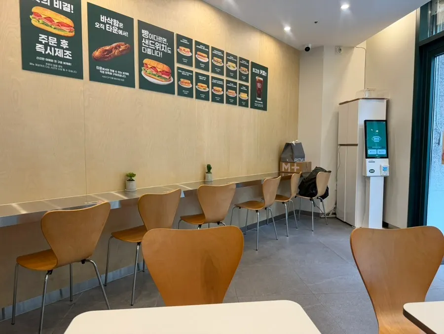 Outdoor seating at Town Sandwich Jamsil Branch