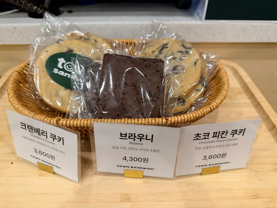 매장 안 메뉴 안내와 주문대