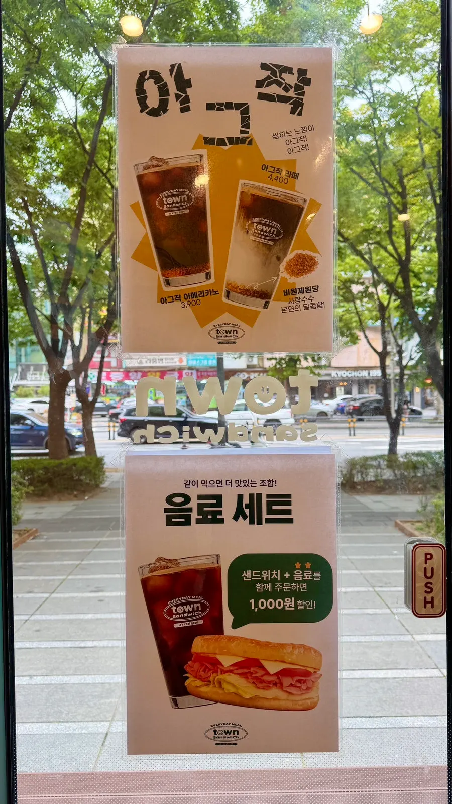 Solo seating at Town Sandwich Jamsil Branch