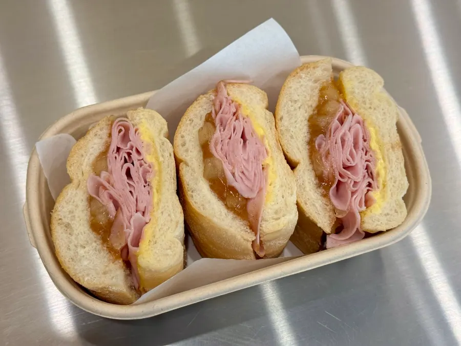 Cross-section showing the fillings of the Town Sandwich