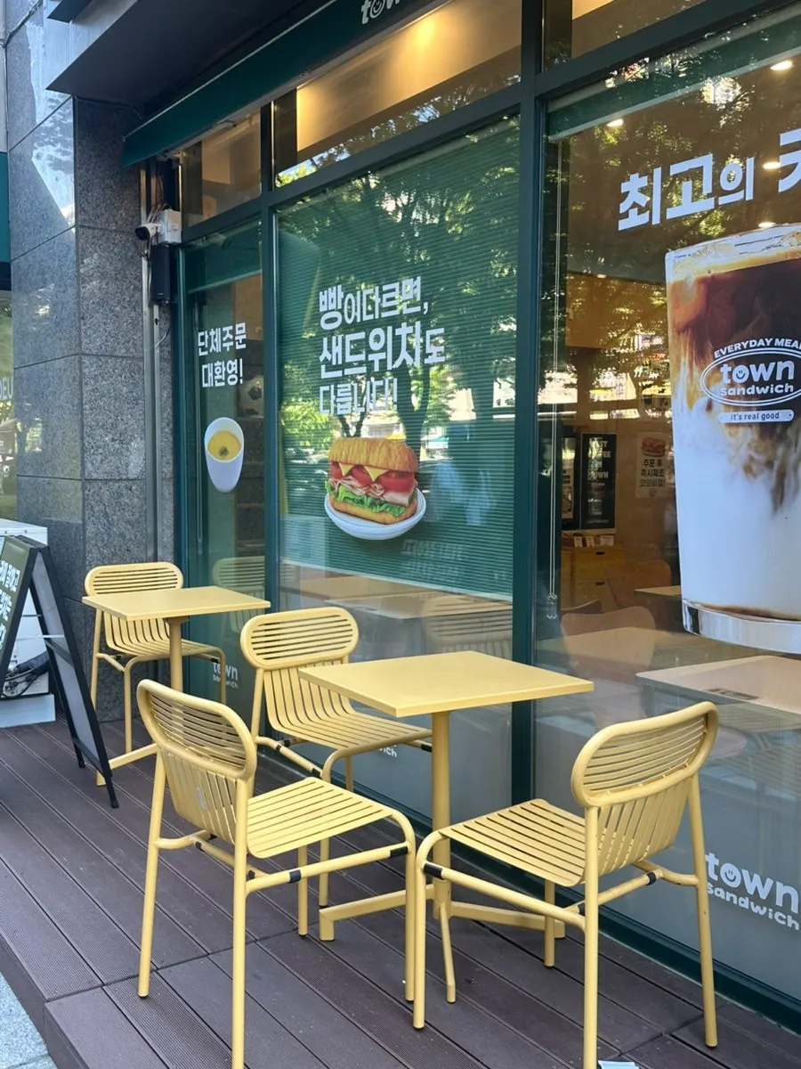 Outdoor seating in front of Town Sandwich Jamsil Branch