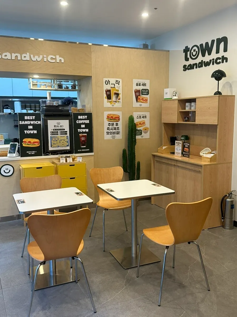 Interior of Town Sandwich Jamsil Branch