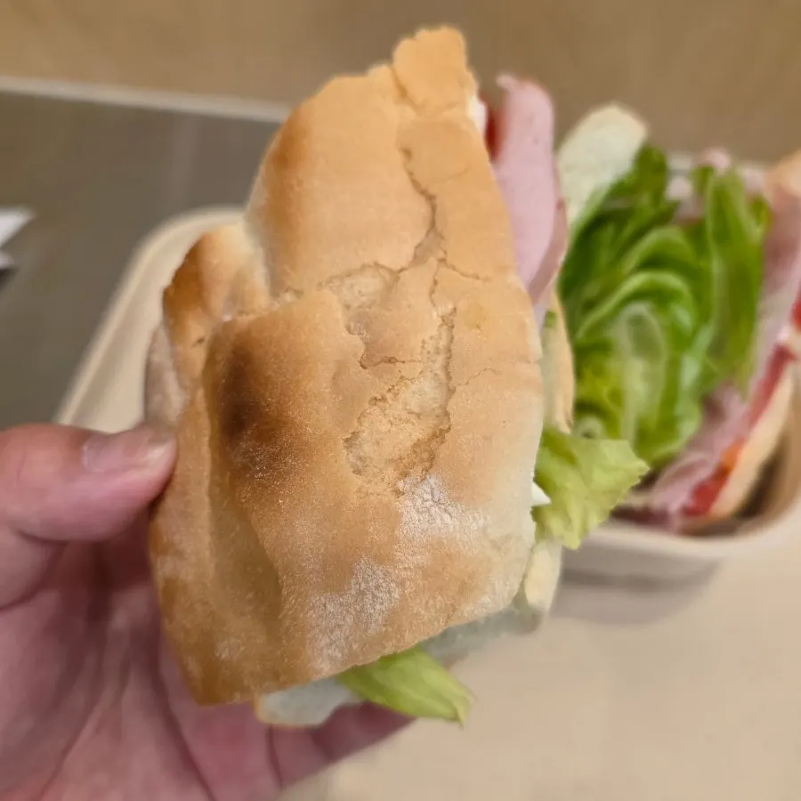 겉바속촉 바게트 샌드위치 단면