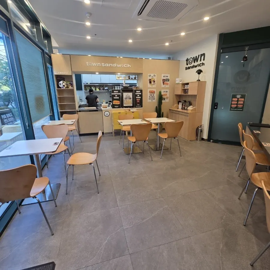 Area around the entrance of Town Sandwich Jamsil Branch