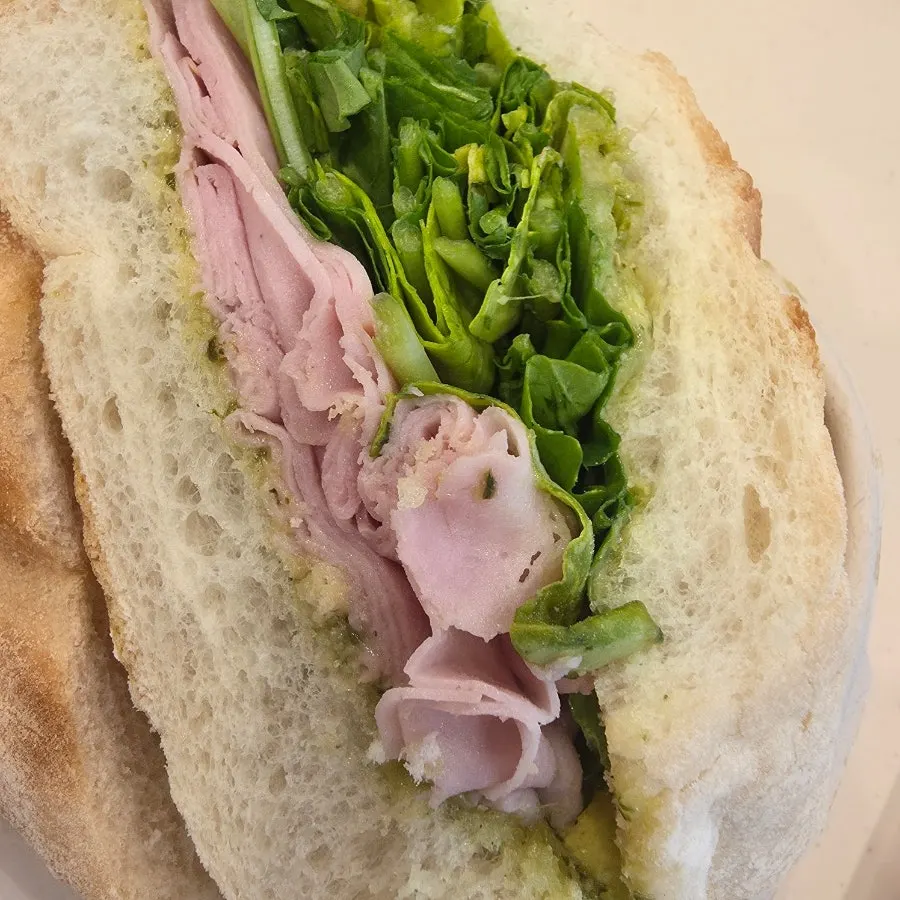 Basil jambon-beurre all-in-one set on the table