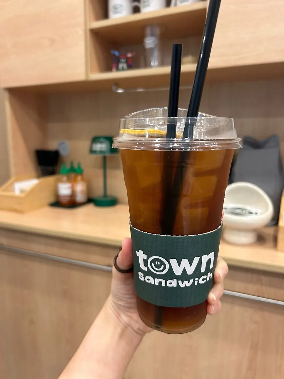 A glass of iced tea with lemon