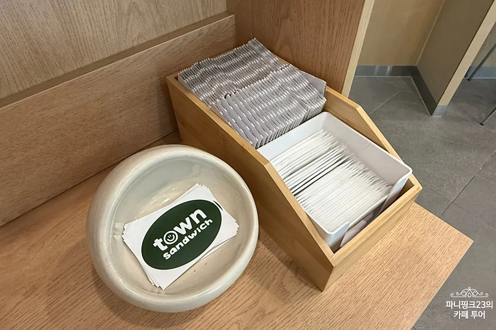 타운샌드위치 스티커와 컵홀더, 물티슈 비치대