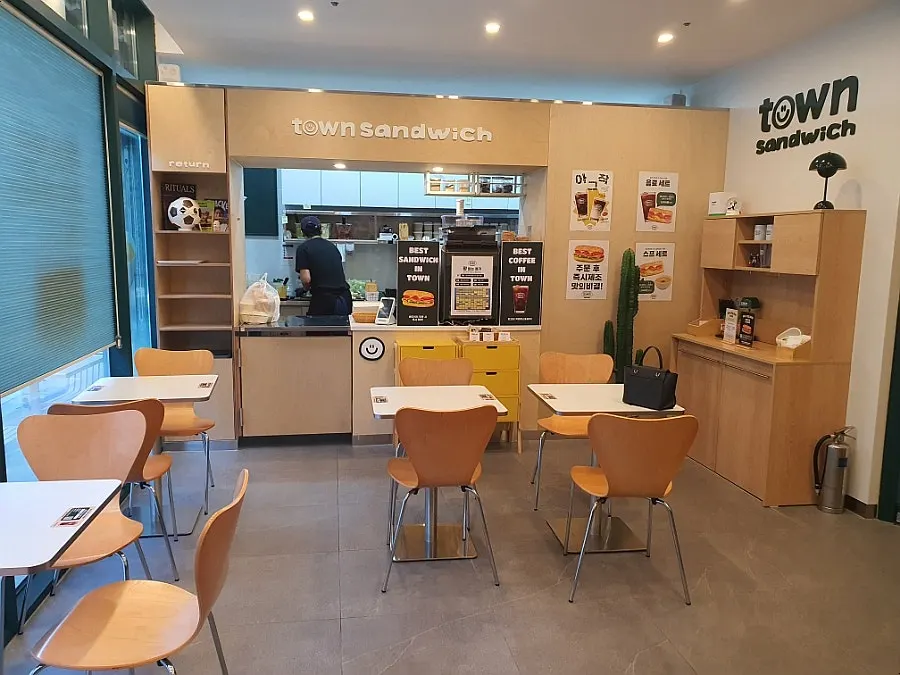 Clean, fresh interior of Town Sandwich Jamsil Branch