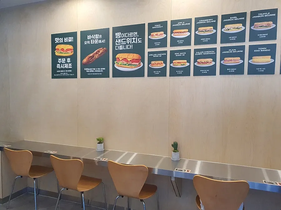 Two-person table seating at Town Sandwich Jamsil Branch