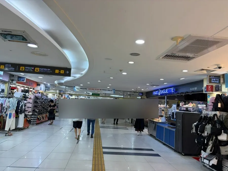 Walking to Simkung Piercing Jamsil through the underground mall