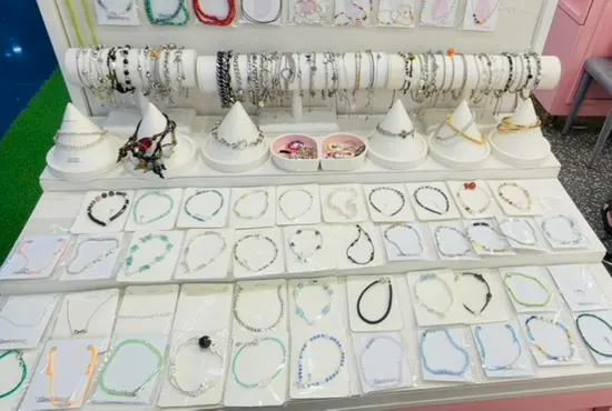 Accessory display corner with chain-style bracelets