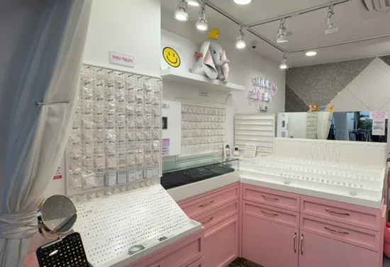 Interior of Simkung Piercing Jamsil decorated in white and pink tones