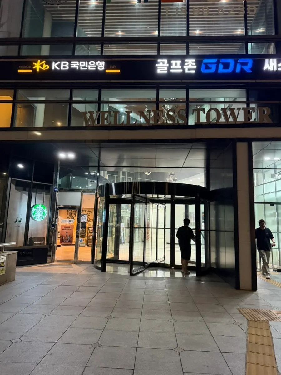 잠실역 타워730 지하로 연결된 계단 입구