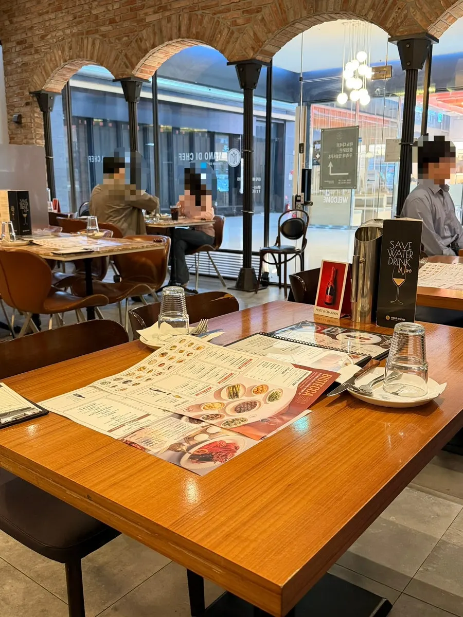 마노디셰프 잠실점 실내 조명과 좌석