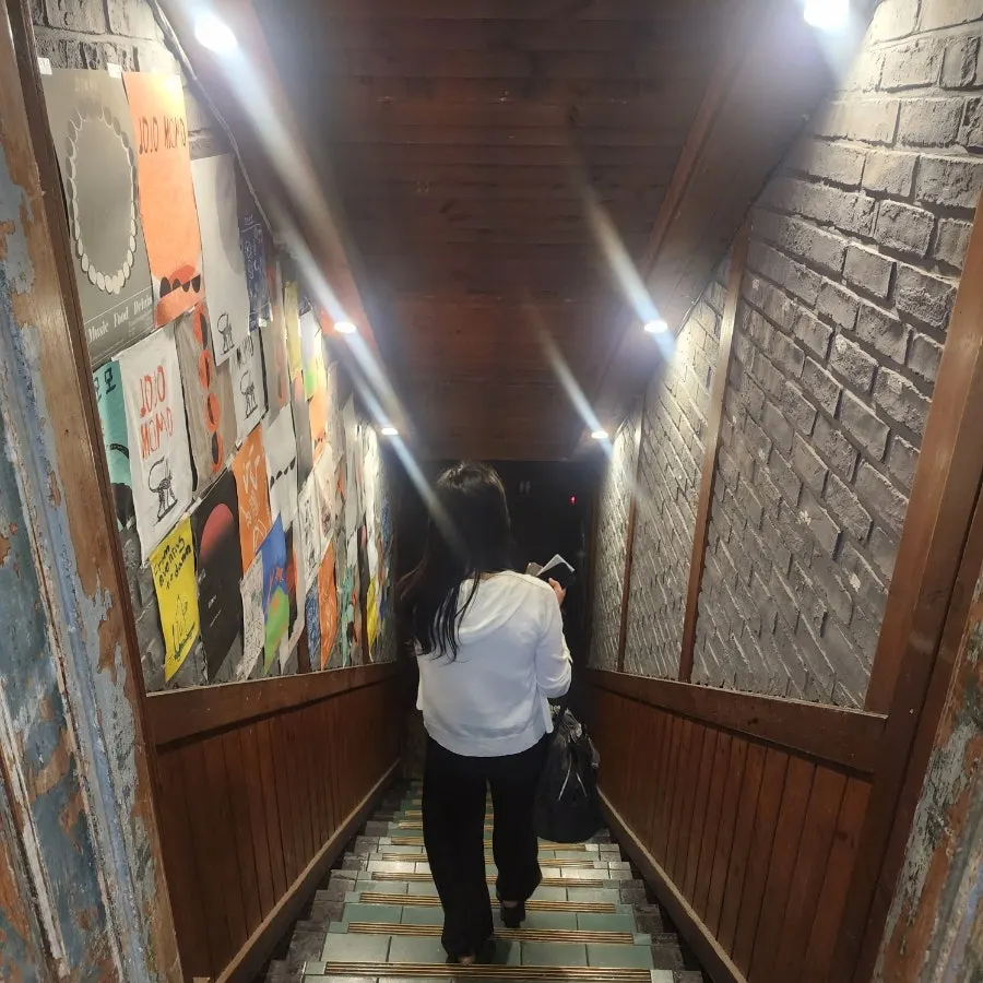 Distinctive atmosphere around Jojomomo’s entrance