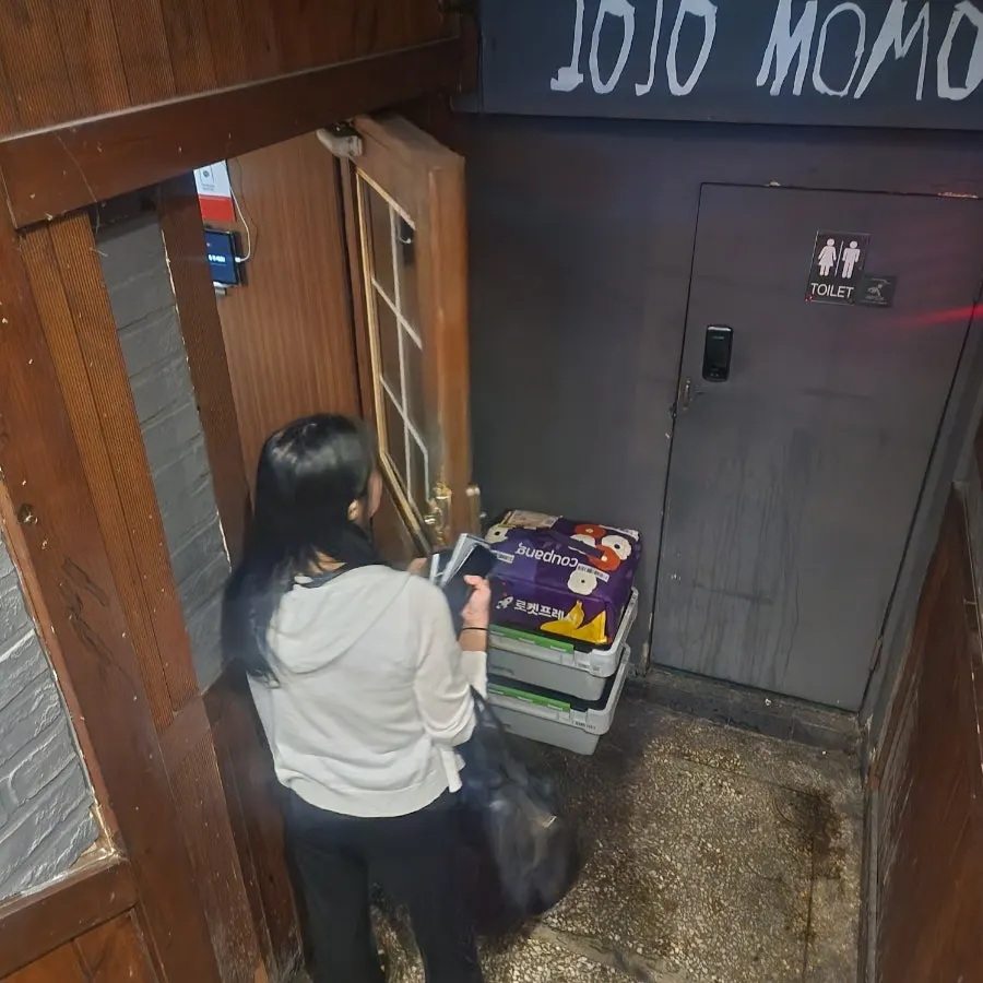 Entrance passage leading to Jojomomo
