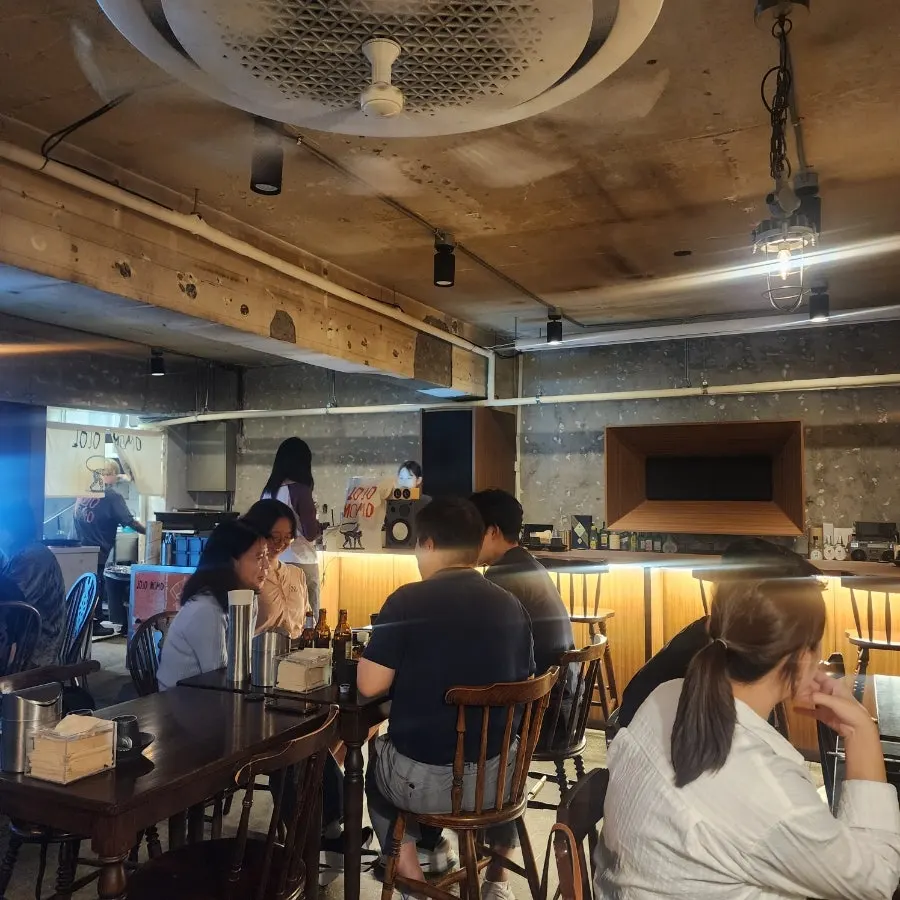 Jojomomo’s interior with guests