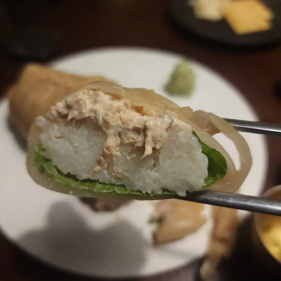 Tuna-aged-kimchi rolls served with drinks