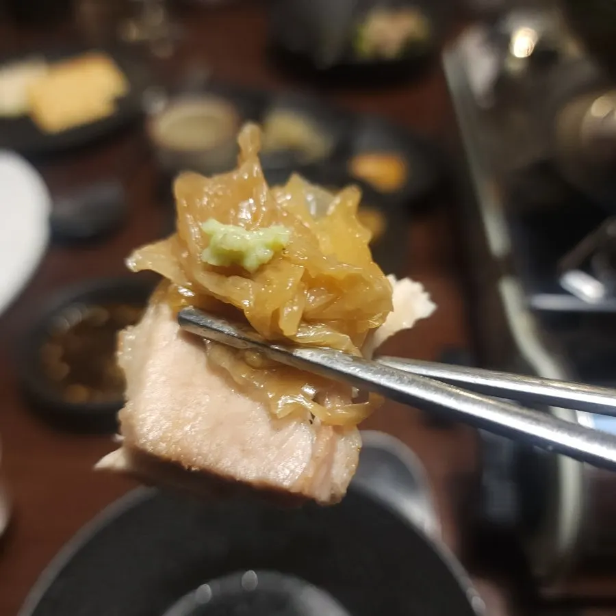 Tuna-aged-kimchi rolls tasted at Jojomomo