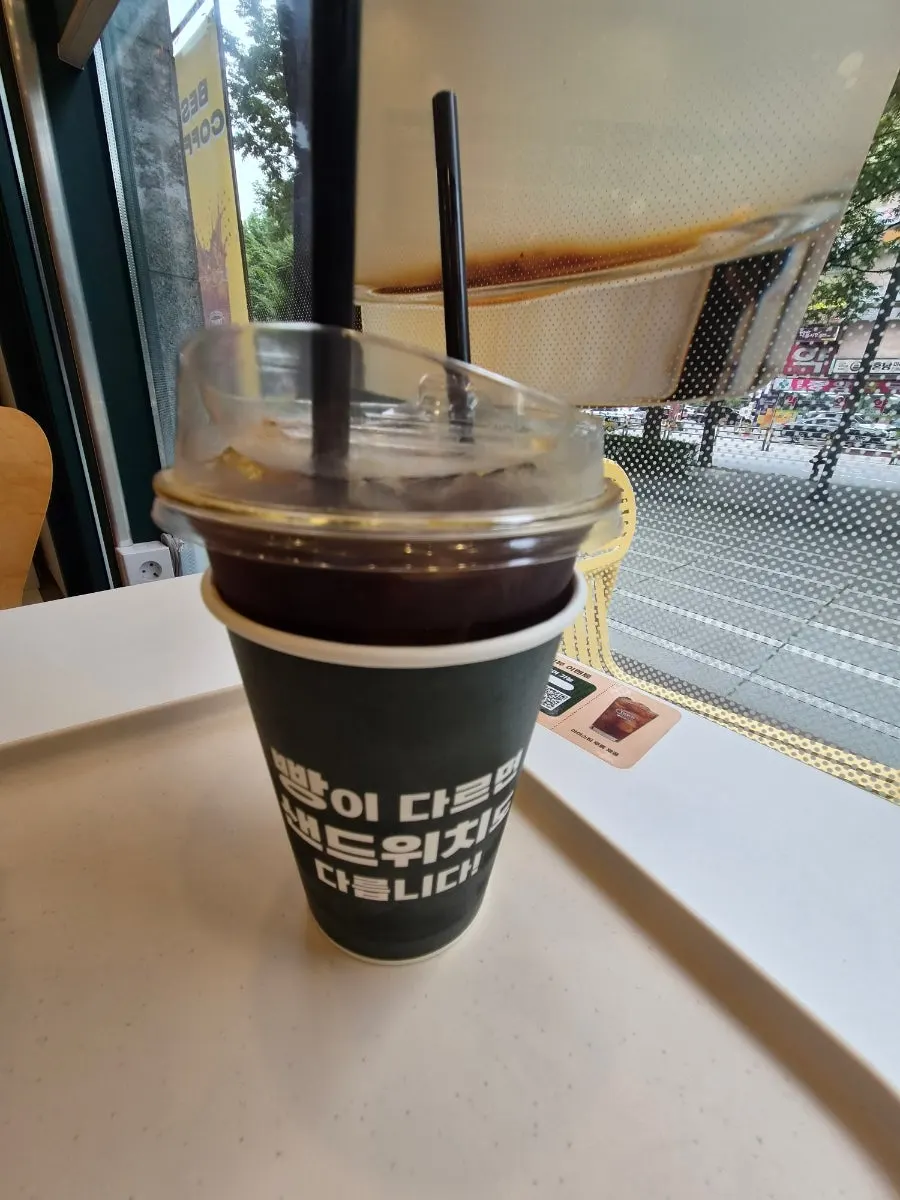 빨대 두 개를 꽂아 준 아메리카노