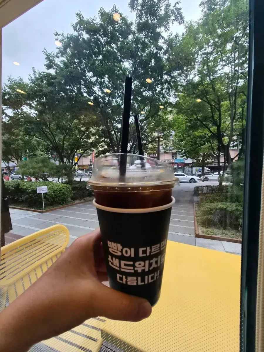 샌드위치와 함께 주문한 아메리카노