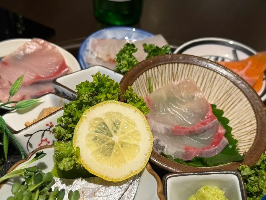여러 종류가 담긴 숙성회 모둠 접시