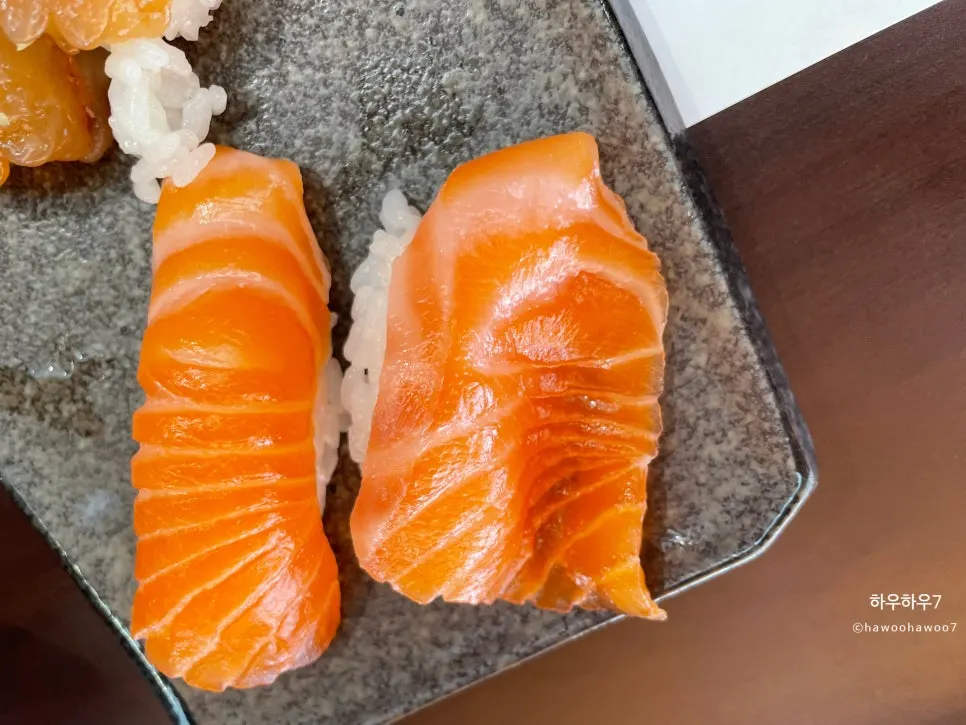 연어초밥과 생새우초밥 구성
