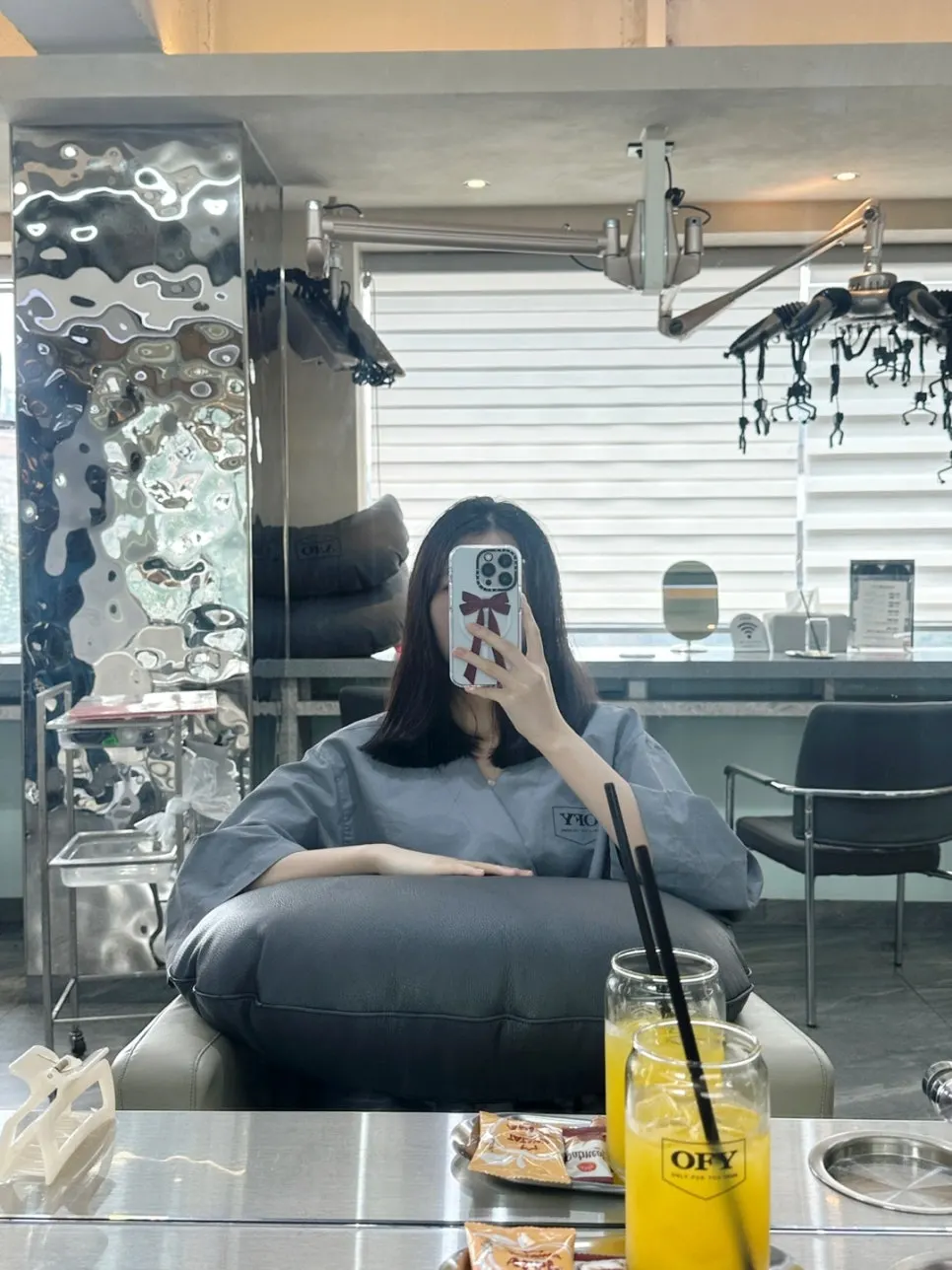 Below-the-shoulder layered cut