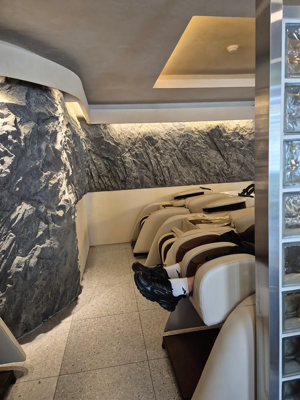 Massage-chair shampoo room at Only For You Jamsilsaenae Branch