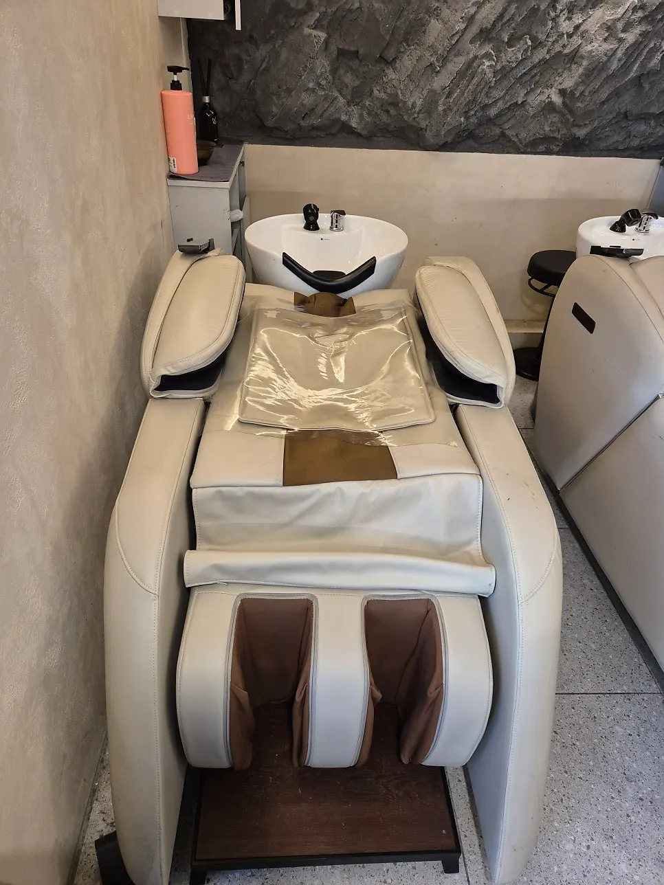 Shampoo seats made entirely of massage chairs