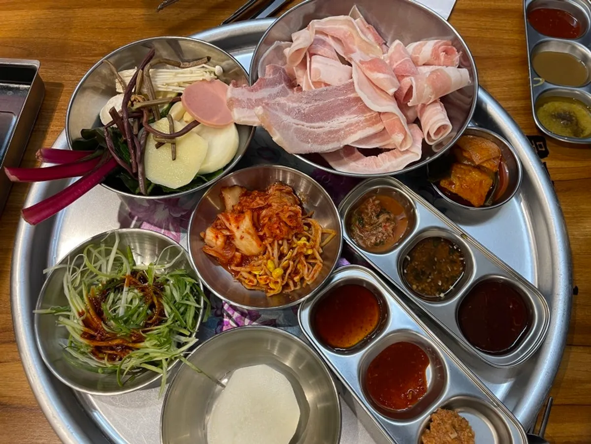 A spread of shaved pork at Muhan Paldo Daepae Jamsilsaenae Branch