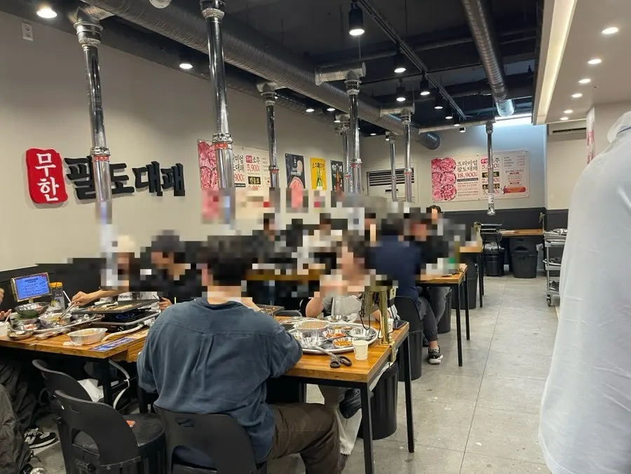 Interior of Muhan Paldo Daepae Jamsilsaenae Branch filled with customers