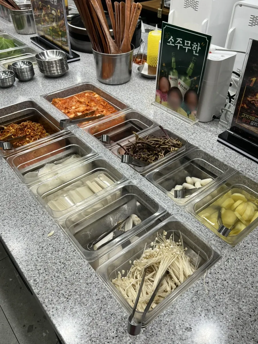 김치와 소세지, 감자 등이 놓인 셀프바
