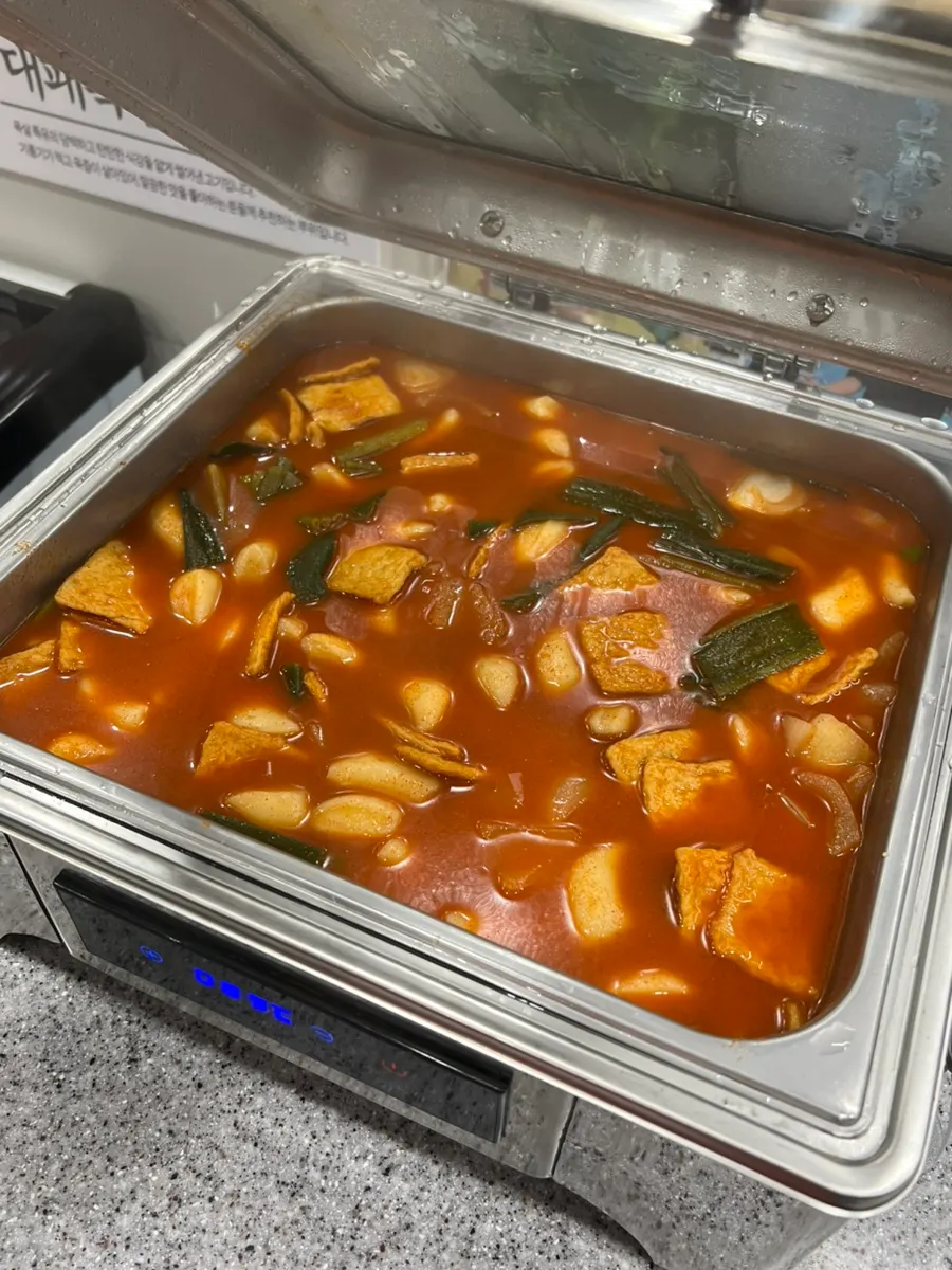 쌈 채소와 쌈장이 담긴 셀프바 코너