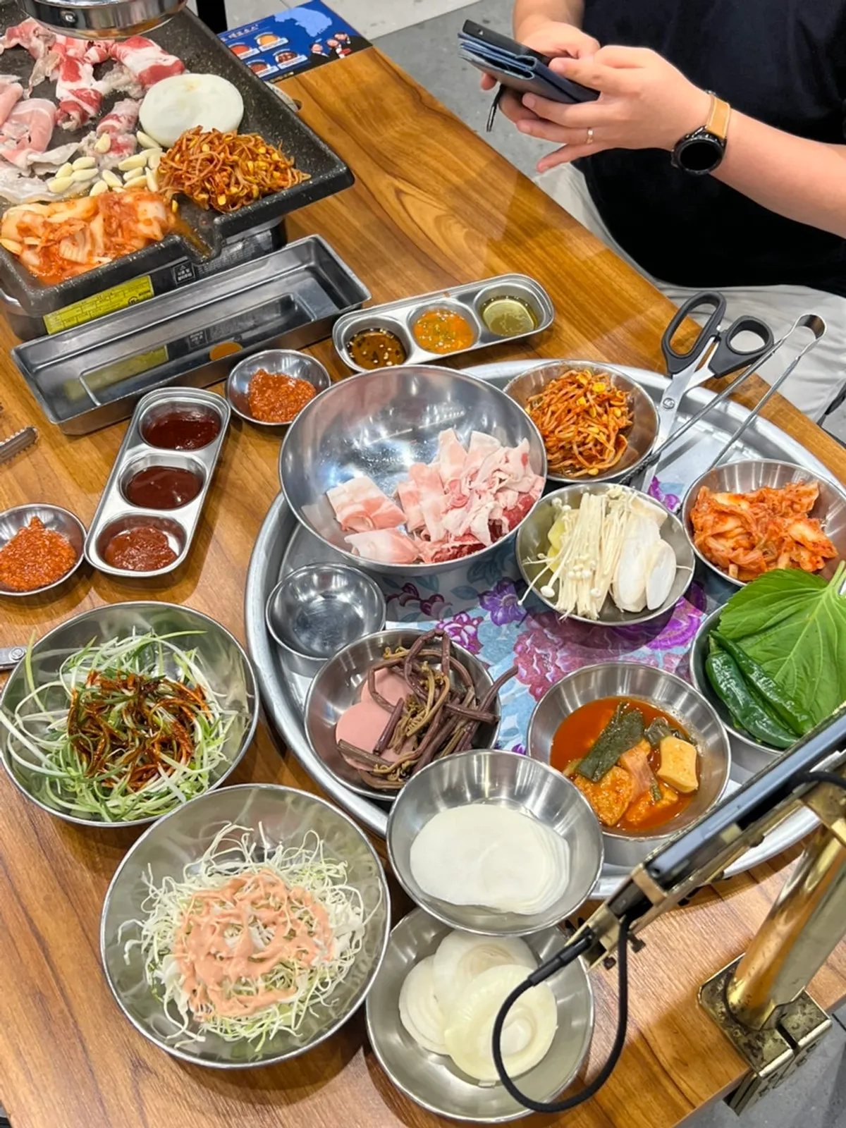 불판에 대패삼겹살과 김치, 콩나물을 함께 구운 모습