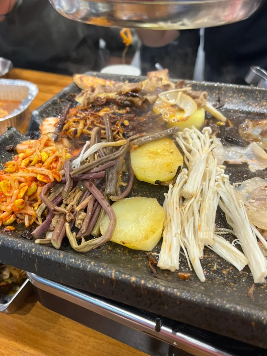 감자와 양파, 소세지를 올려 구운 불판