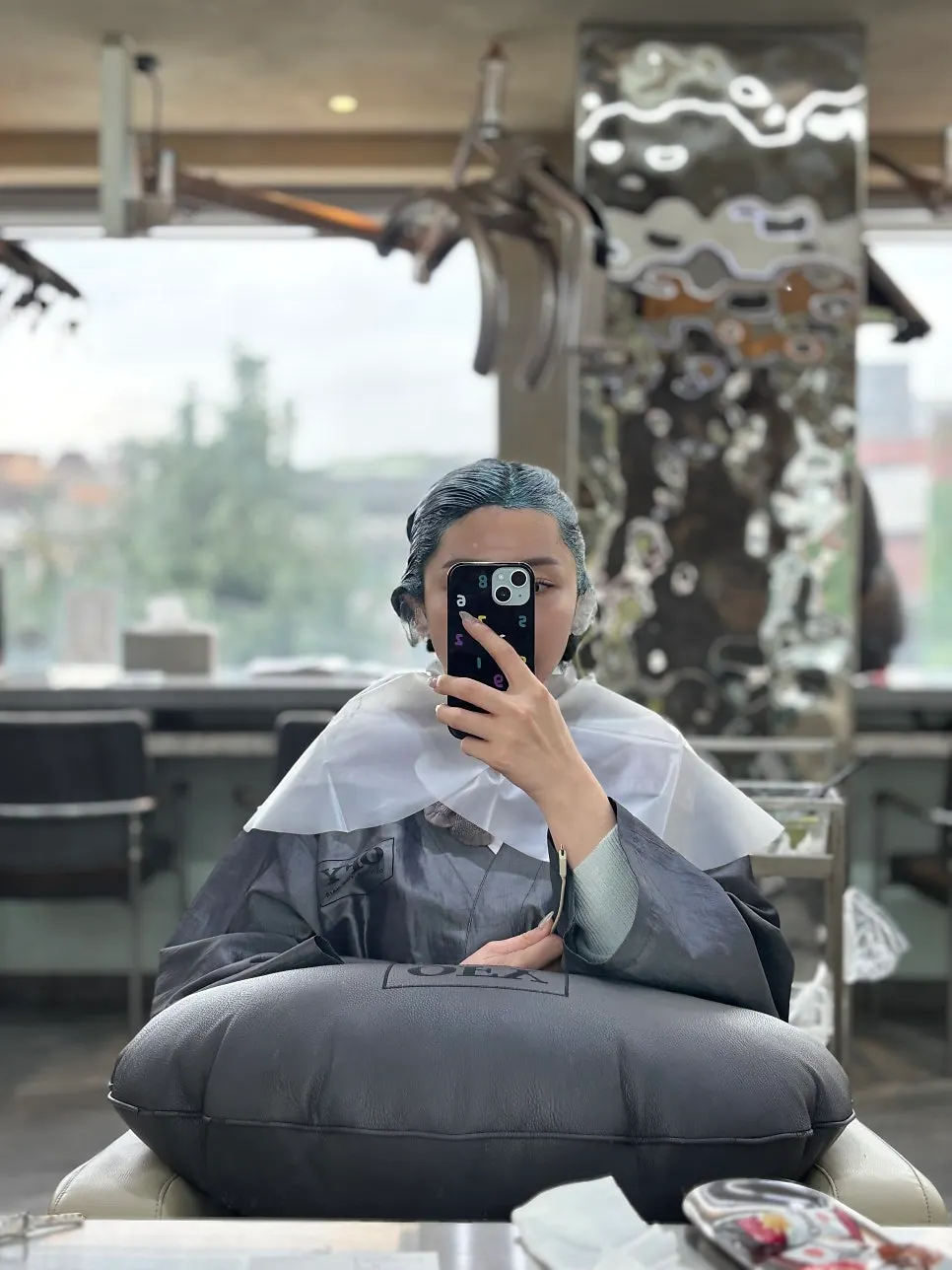 염색약 도포 후 대기 중인 모습