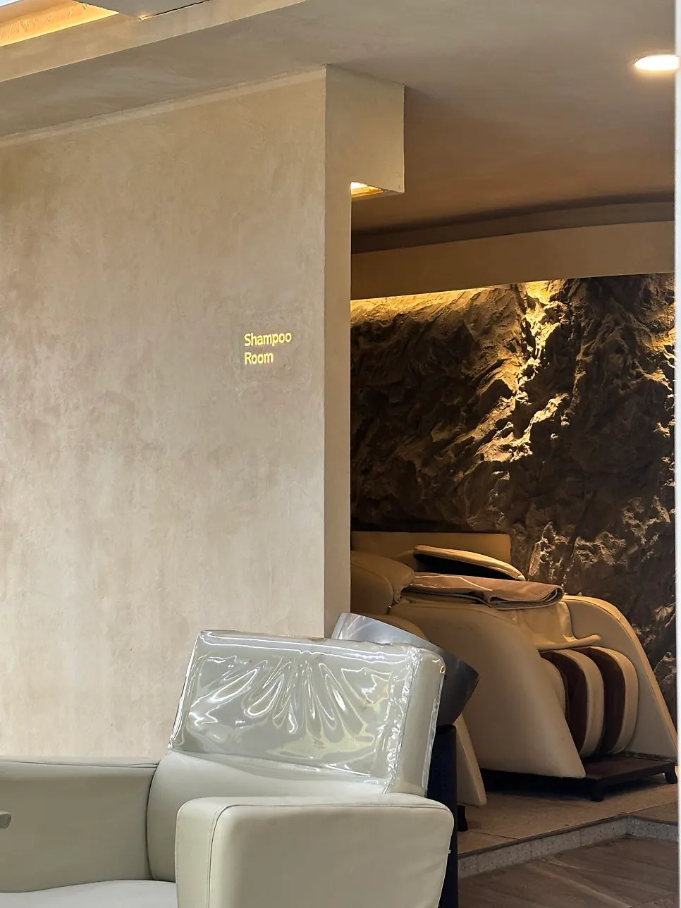 Shampoo room with massage chairs