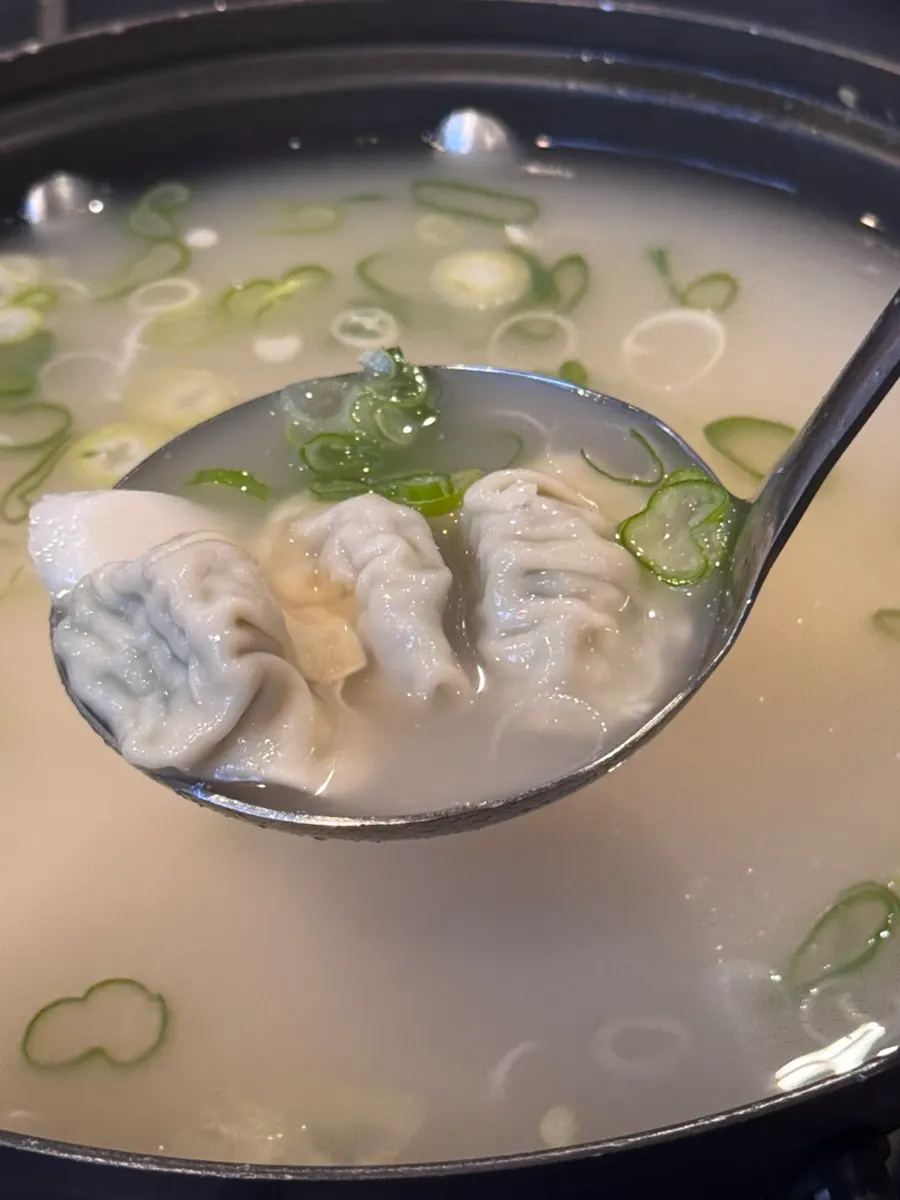 족발을 올려 먹는 따뜻한 판