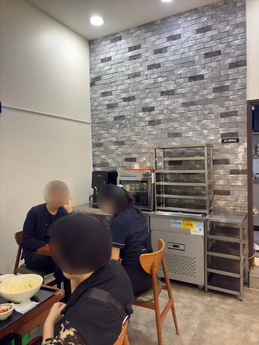 원목 테이블이 있는 매장 내부