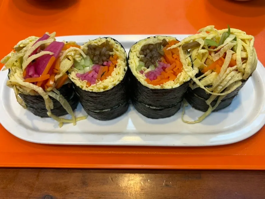 멸치 육수와 단무지를 곁들인 키토김밥
