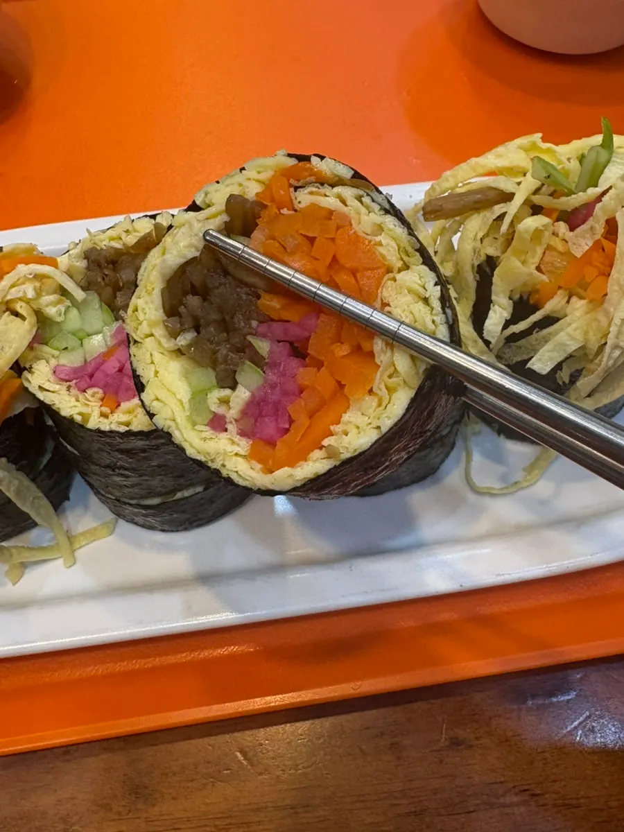속 재료가 듬뿍 든 키토김밥
