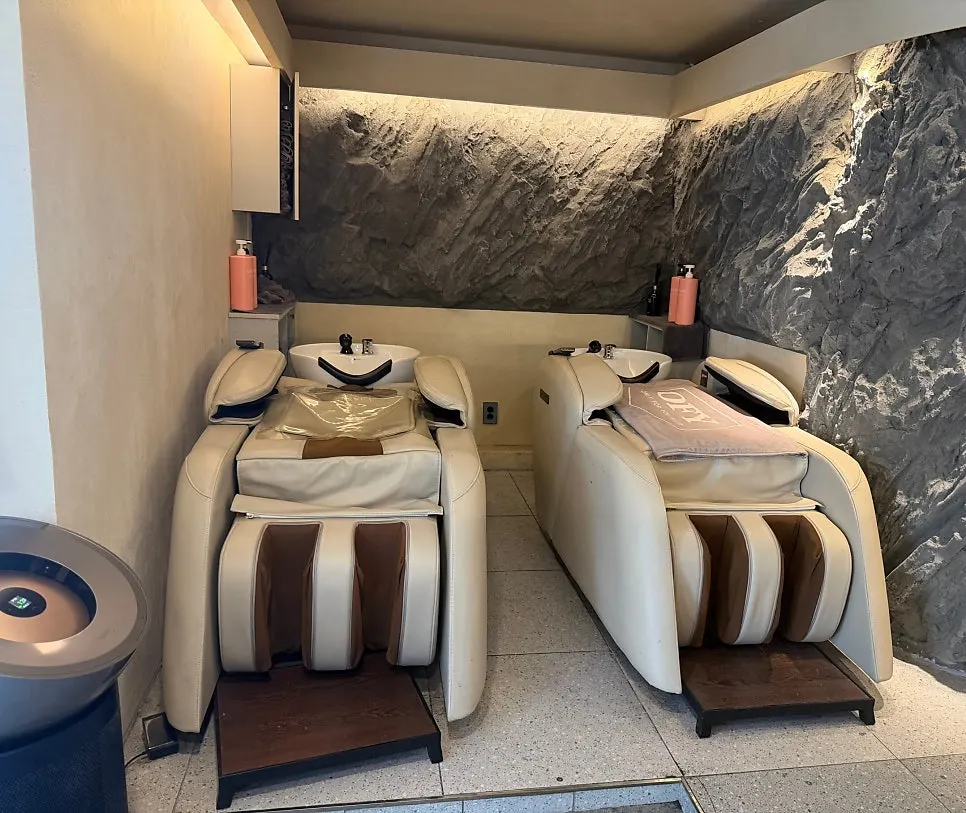 Full-body massage-chair shampoo stations at Only For You Jamsilsaenae Branch