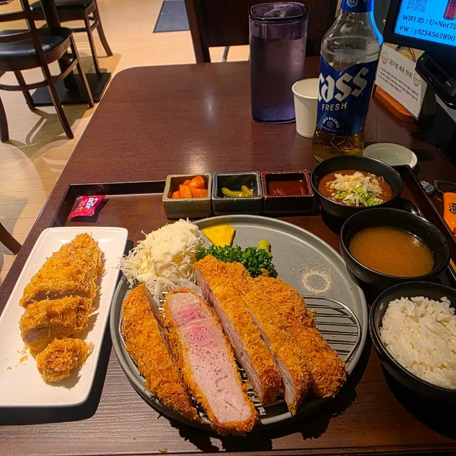 맥주와 짭짤한 땅콩 안주