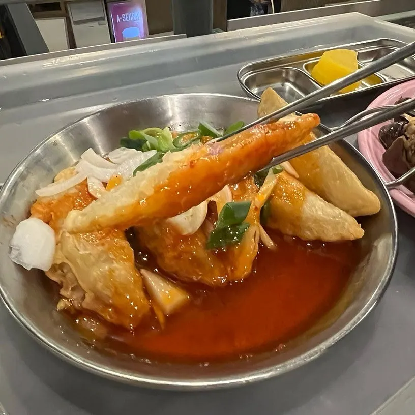 옥상 배경의 순대와 만두