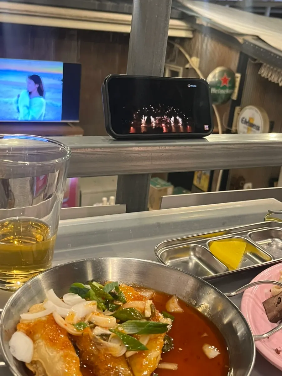 불꽃축제 영상을 보는 루프탑