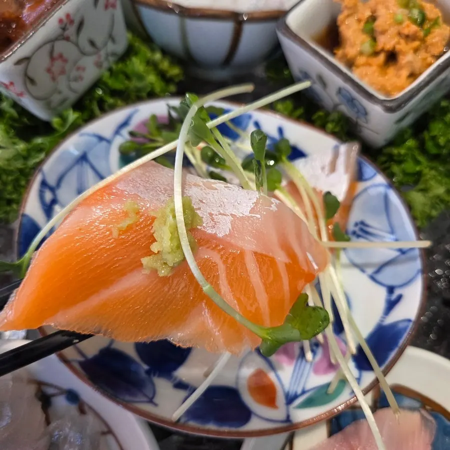 Rich salmon and hairtail sashimi selection