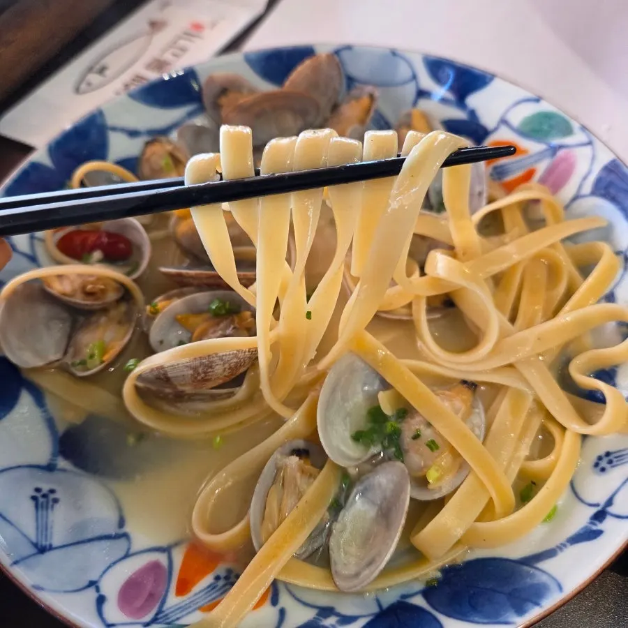 Clam pasta noodles and clams with a refreshing flavor