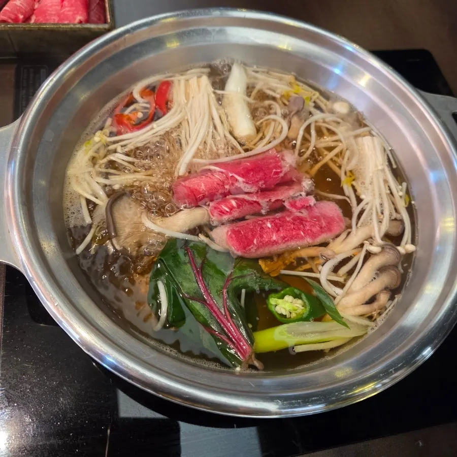 Shabu-shabu simmering with vegetables added first